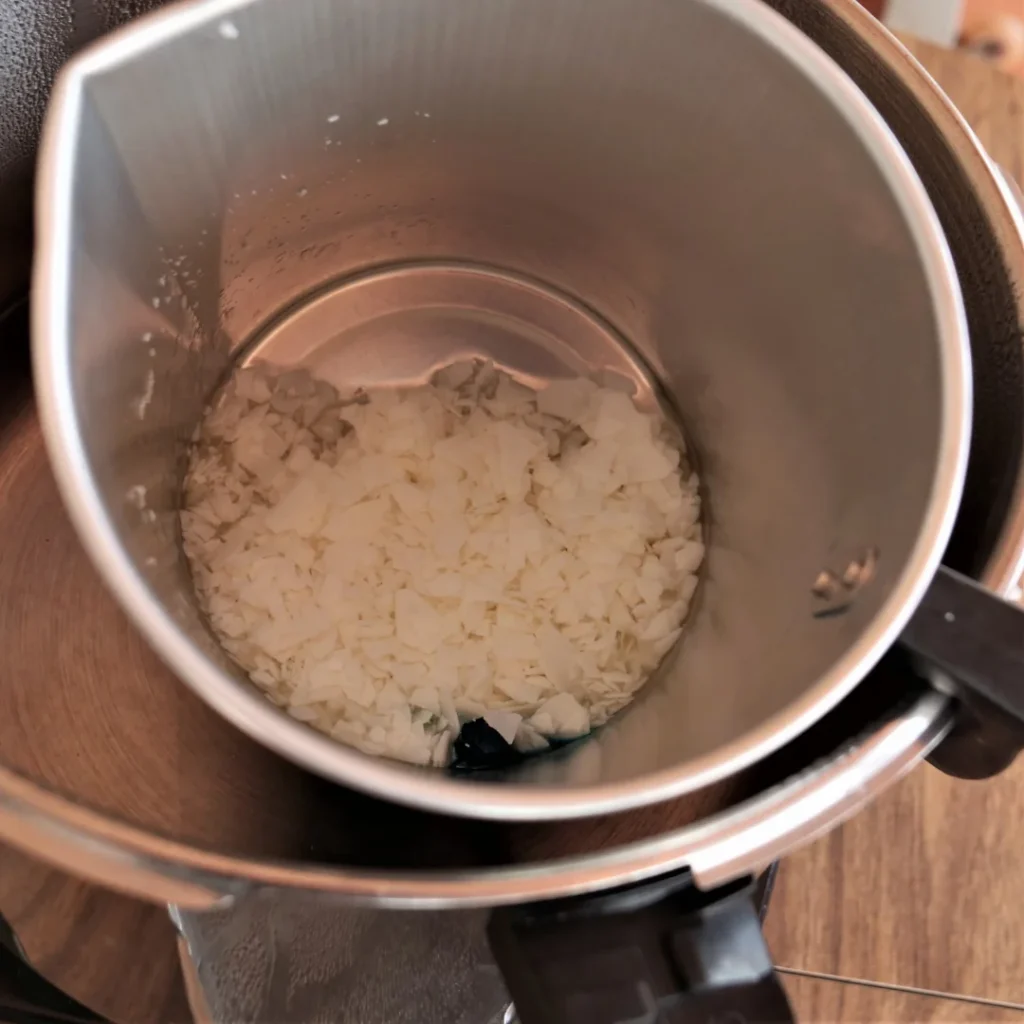 Paso 1: Derretir la cera de soya para hacer una vela